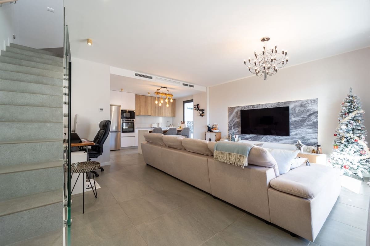 3 makuuhuone Huvila myytävänä paikassa Riviera del Sol mukana uima-altaan - 589 000 € (Ref: 9816406)