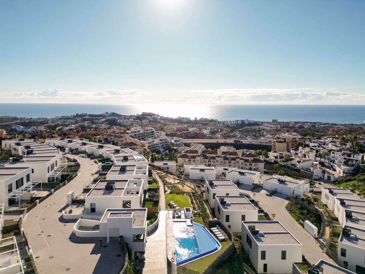 3 makuuhuone Huvila myytävänä paikassa Riviera del Sol mukana uima-altaan - 589 000 € (Ref: 9816406)