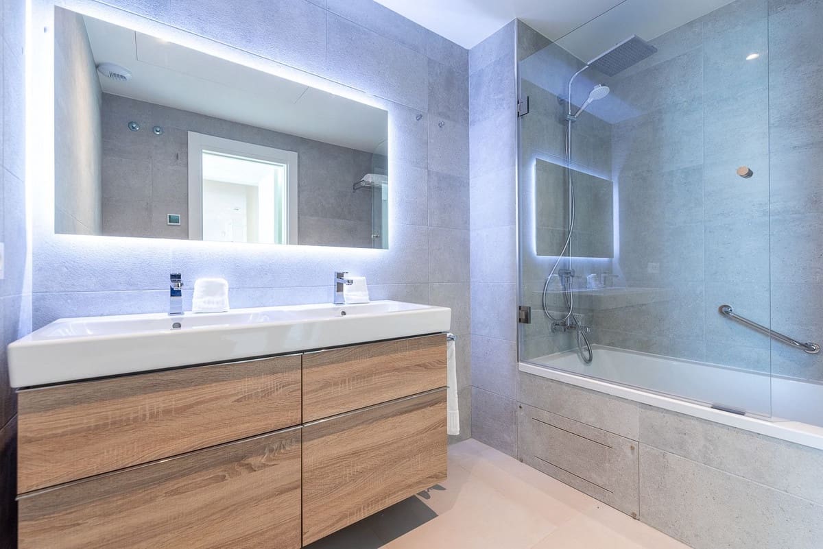 2 bedroom Apartment for sale in Mijas Costa with pool - € 645,000 (Ref: 9819229)