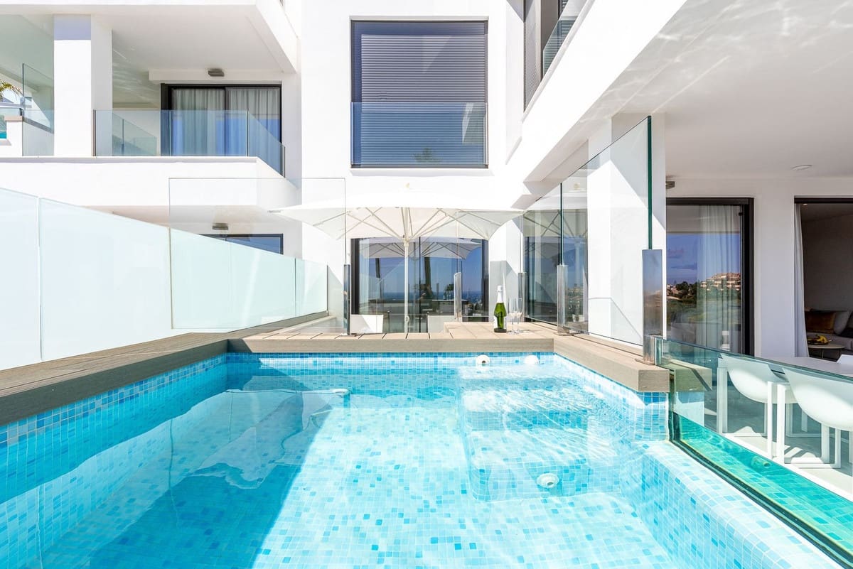 2 bedroom Apartment for sale in Mijas Costa with pool - € 645,000 (Ref: 9819229)