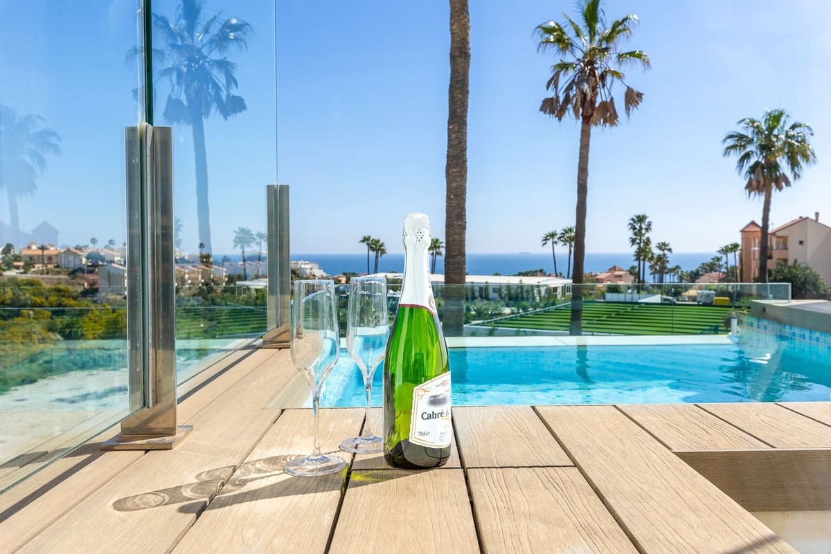 2 bedroom Apartment for sale in Mijas Costa with pool - € 645,000 (Ref: 9819229)