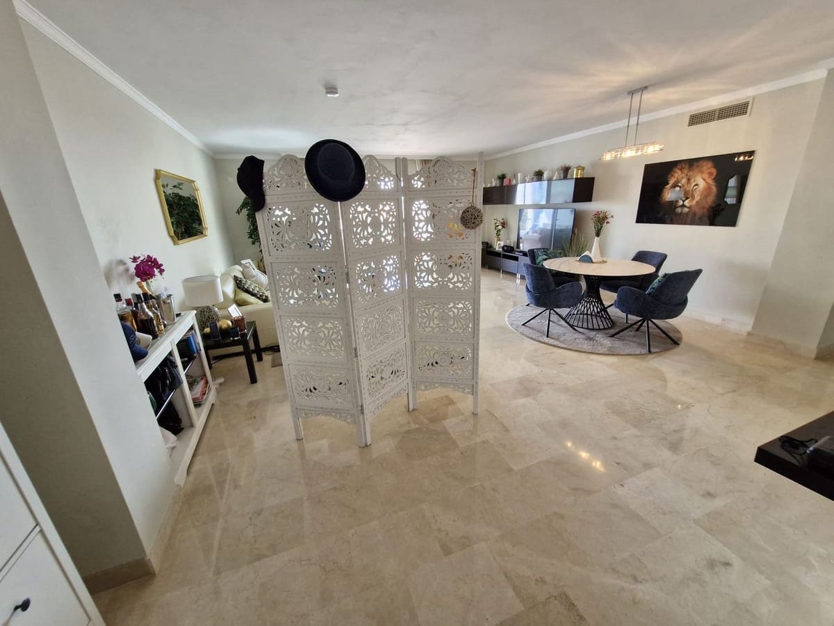 2 bedroom Apartment for sale in Sitio de Calahonda with pool - € 419,000 (Ref: 9819231)