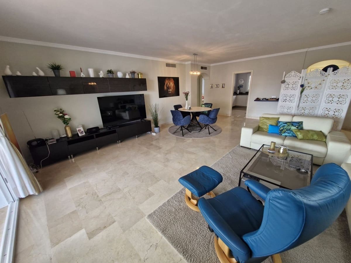2 bedroom Apartment for sale in Sitio de Calahonda with pool - € 419,000 (Ref: 9819231)
