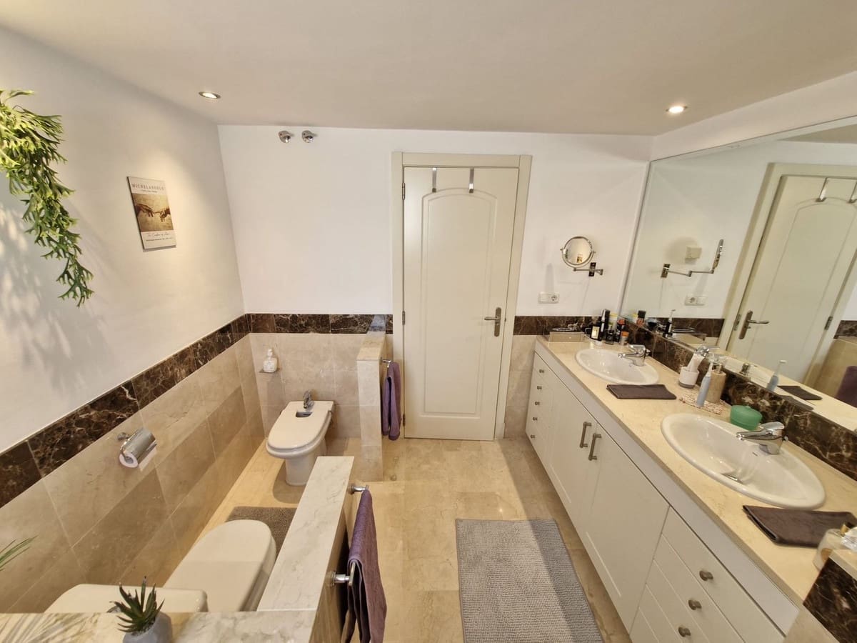 2 bedroom Apartment for sale in Sitio de Calahonda with pool - € 419,000 (Ref: 9819231)