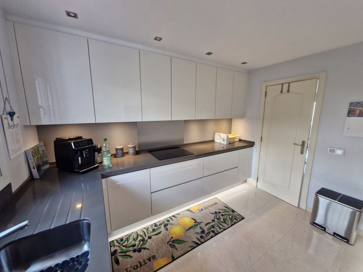 2 bedroom Apartment for sale in Sitio de Calahonda with pool - € 419,000 (Ref: 9819231)