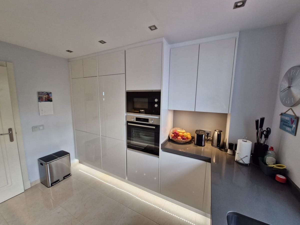 2 bedroom Apartment for sale in Sitio de Calahonda with pool - € 419,000 (Ref: 9819231)