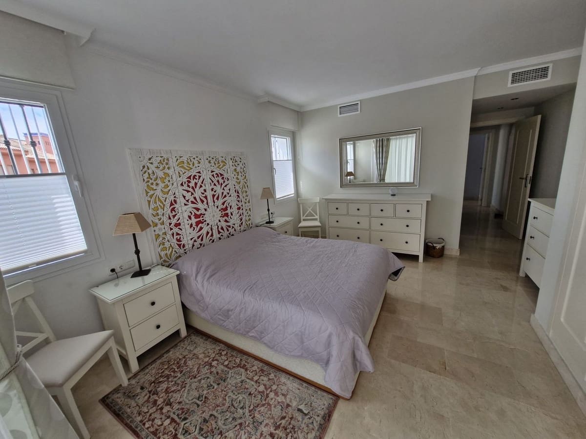 2 bedroom Apartment for sale in Sitio de Calahonda with pool - € 419,000 (Ref: 9819231)