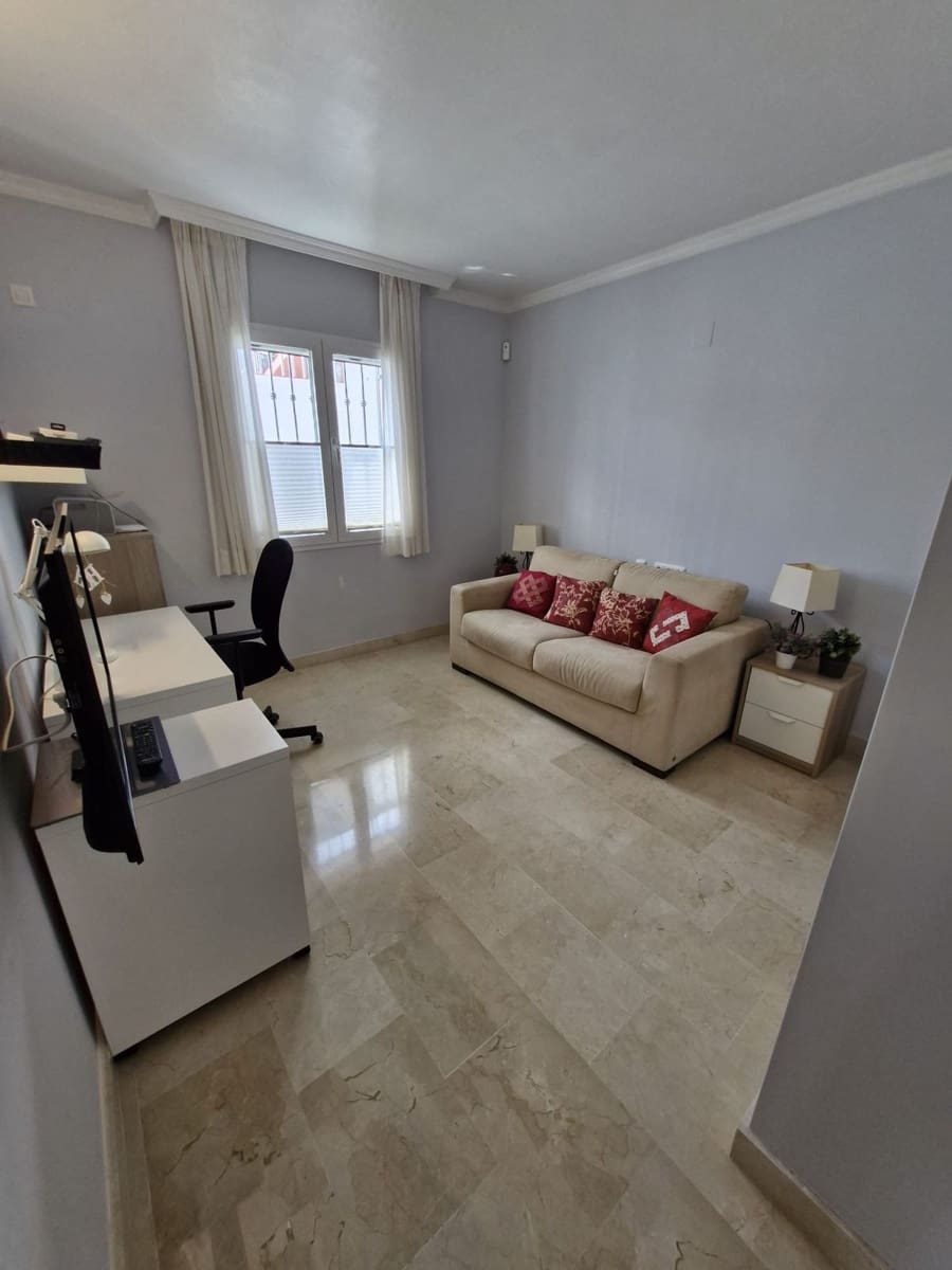 2 bedroom Apartment for sale in Sitio de Calahonda with pool - € 419,000 (Ref: 9819231)
