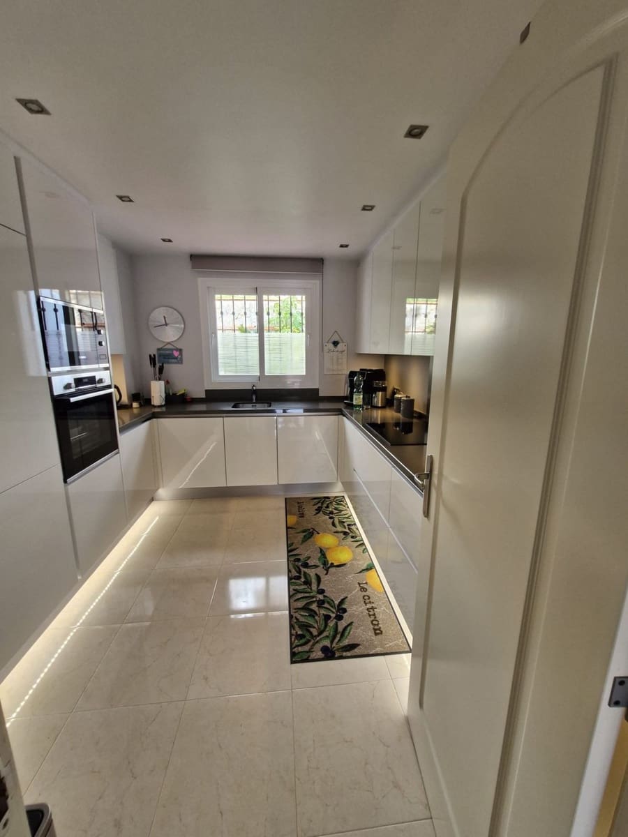 2 bedroom Apartment for sale in Sitio de Calahonda with pool - € 419,000 (Ref: 9819231)