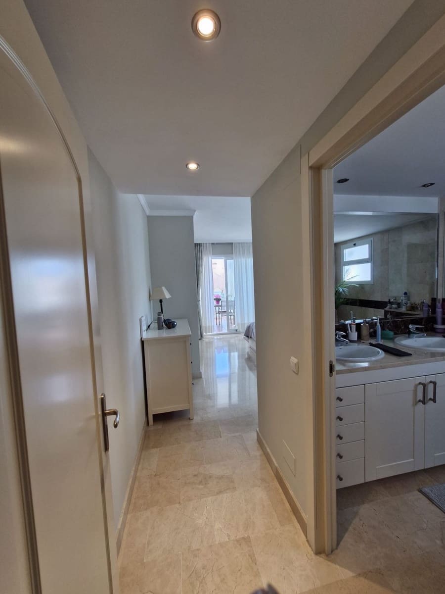 2 bedroom Apartment for sale in Sitio de Calahonda with pool - € 419,000 (Ref: 9819231)