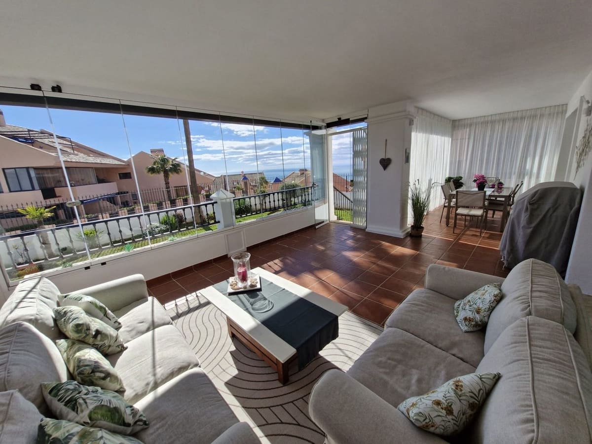 2 bedroom Apartment for sale in Sitio de Calahonda with pool - € 419,000 (Ref: 9819231)