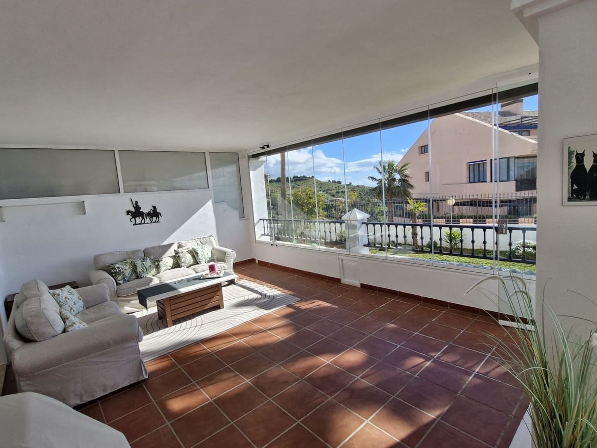 2 bedroom Apartment for sale in Sitio de Calahonda with pool - € 419,000 (Ref: 9819231)