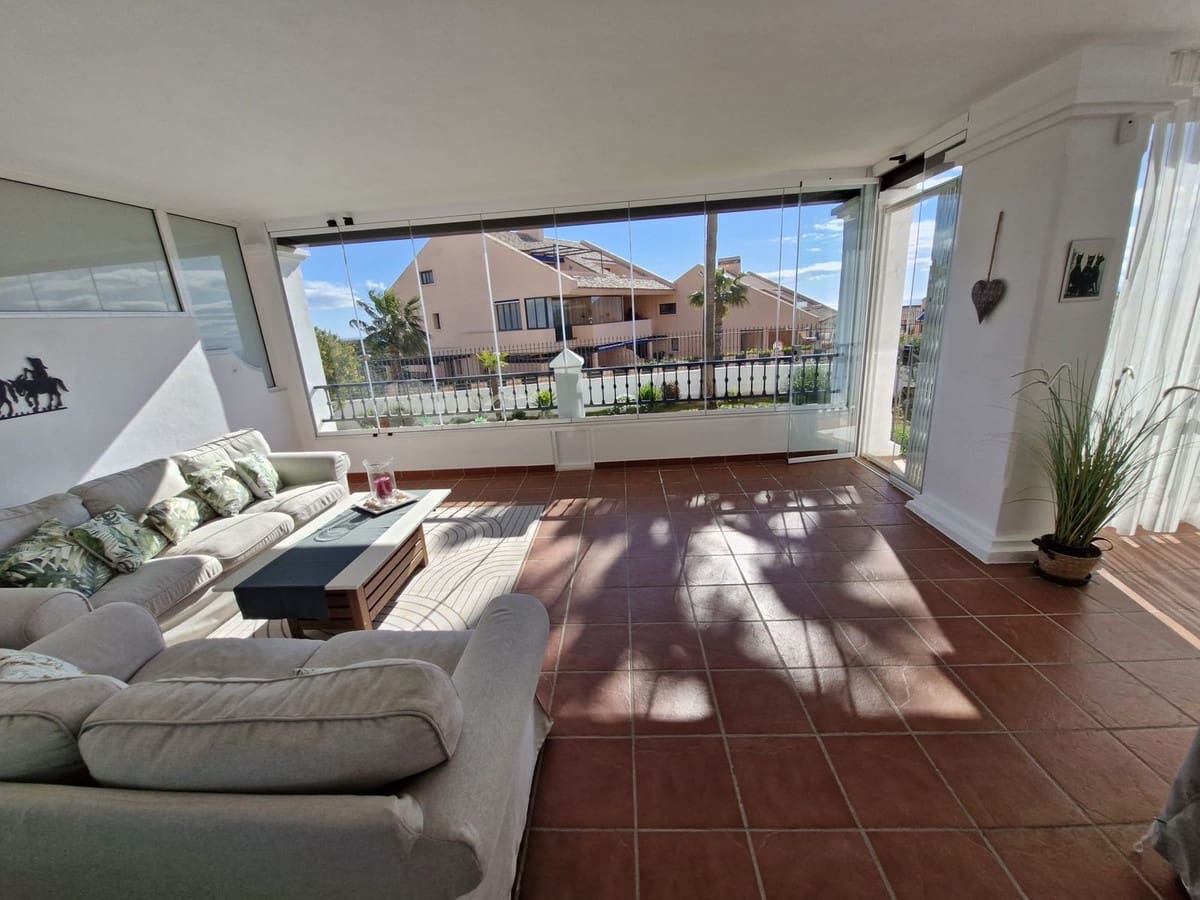 2 bedroom Apartment for sale in Sitio de Calahonda with pool - € 419,000 (Ref: 9819231)