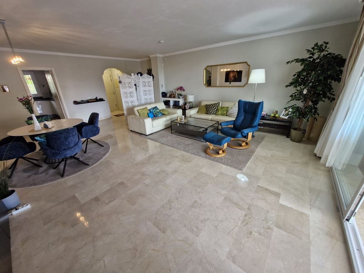 2 bedroom Apartment for sale in Sitio de Calahonda with pool - € 419,000 (Ref: 9819231)