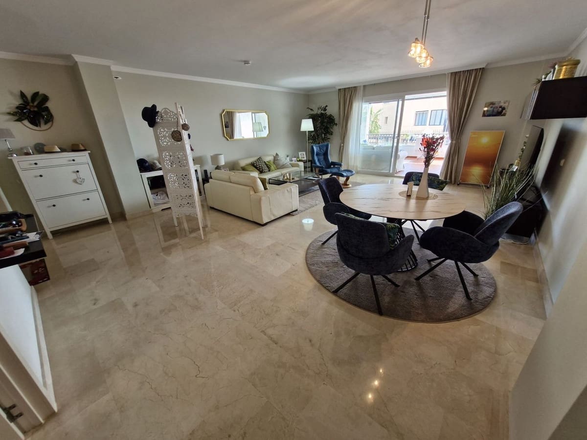 2 bedroom Apartment for sale in Sitio de Calahonda with pool - € 419,000 (Ref: 9819231)