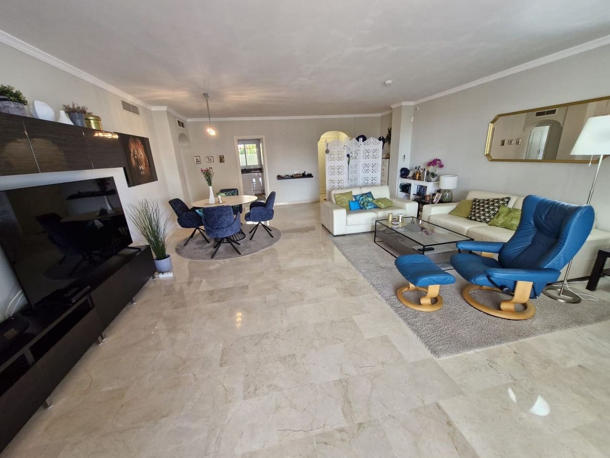 2 bedroom Apartment for sale in Sitio de Calahonda with pool - € 419,000 (Ref: 9819231)