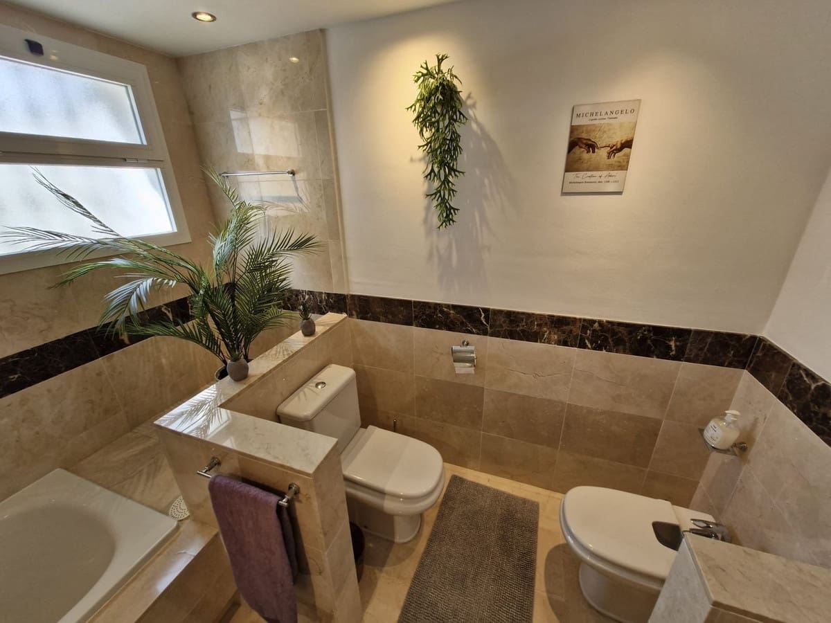 2 bedroom Apartment for sale in Sitio de Calahonda with pool - € 419,000 (Ref: 9819231)