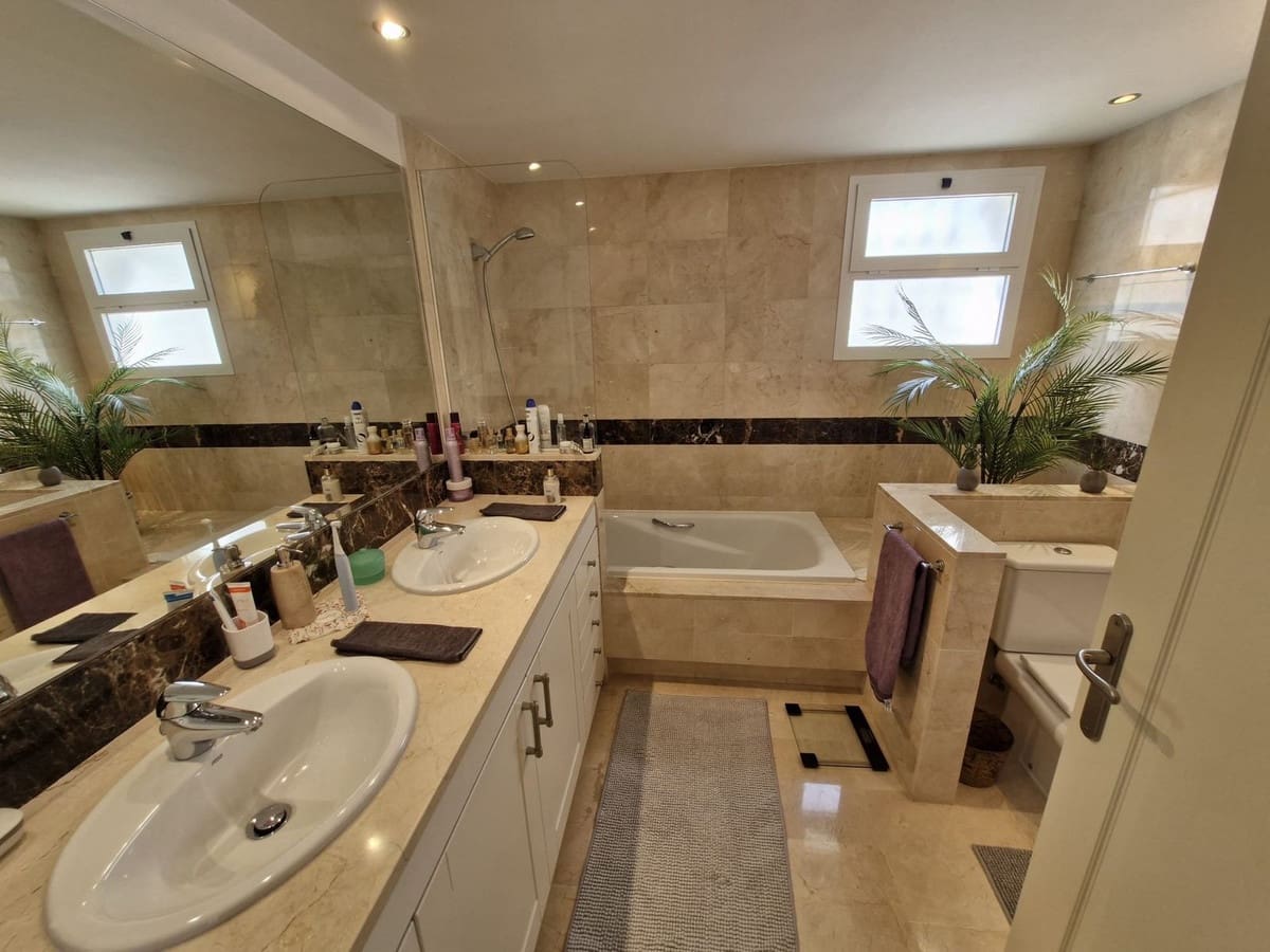2 bedroom Apartment for sale in Sitio de Calahonda with pool - € 419,000 (Ref: 9819231)