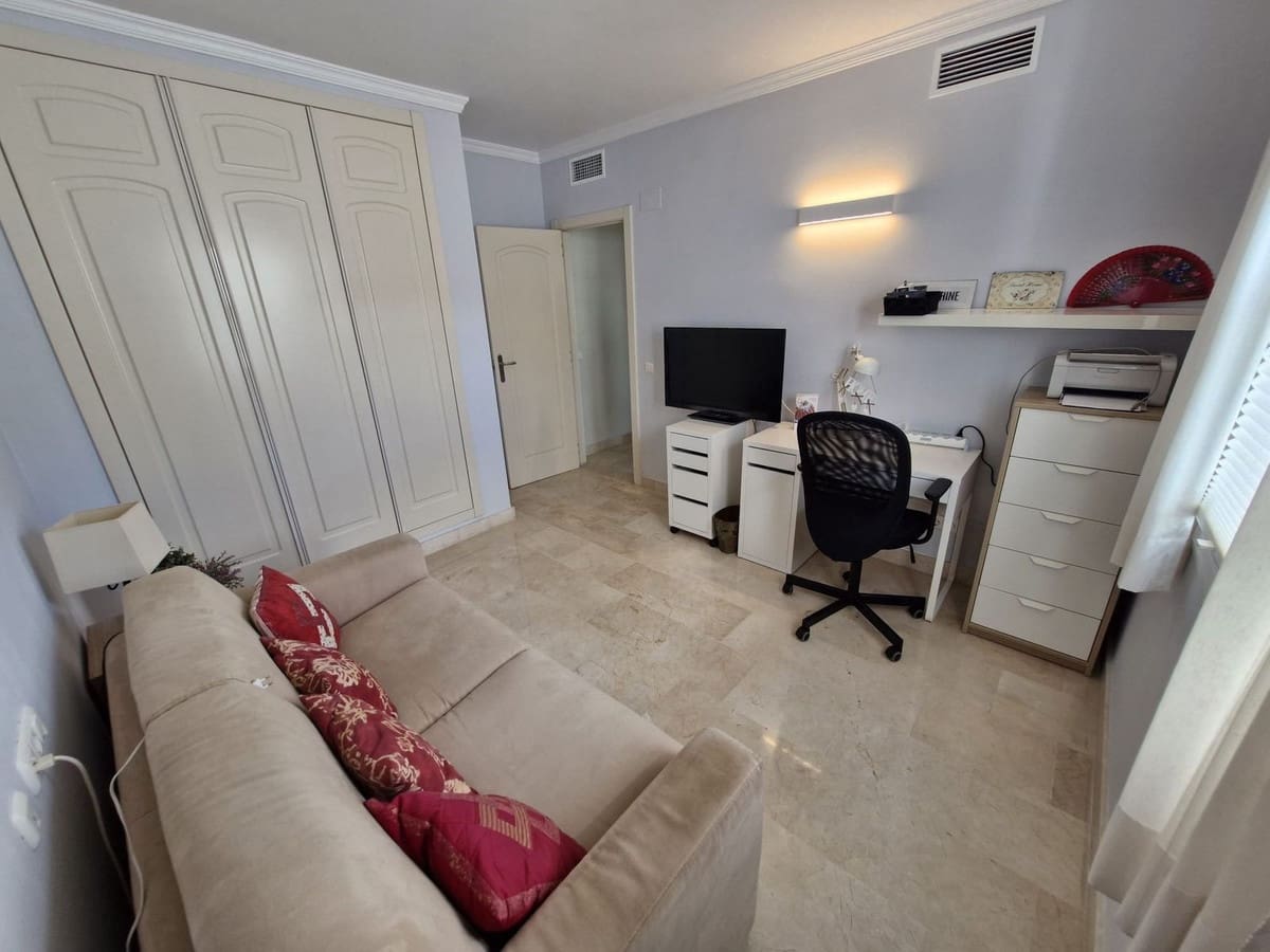 2 bedroom Apartment for sale in Sitio de Calahonda with pool - € 419,000 (Ref: 9819231)