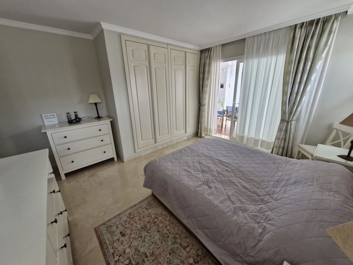 2 bedroom Apartment for sale in Sitio de Calahonda with pool - € 419,000 (Ref: 9819231)