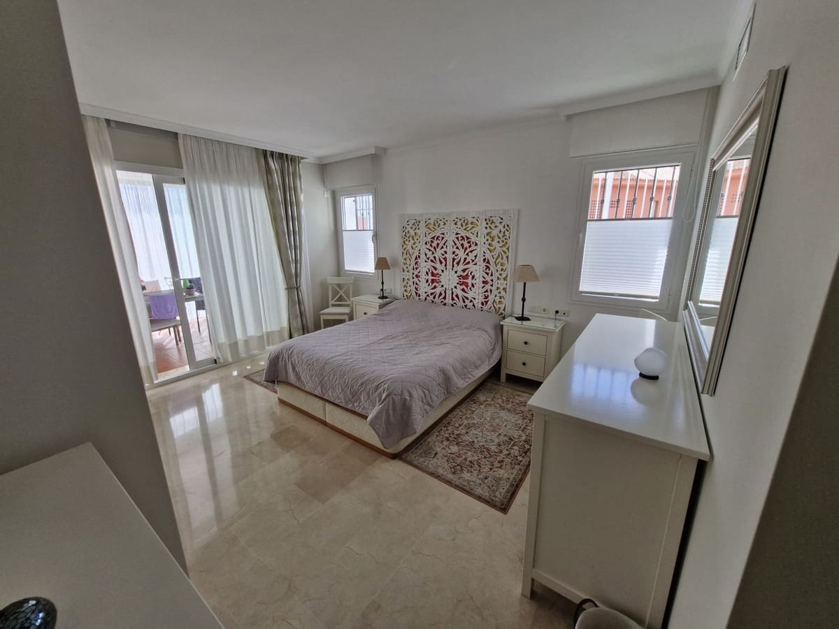 2 bedroom Apartment for sale in Sitio de Calahonda with pool - € 419,000 (Ref: 9819231)