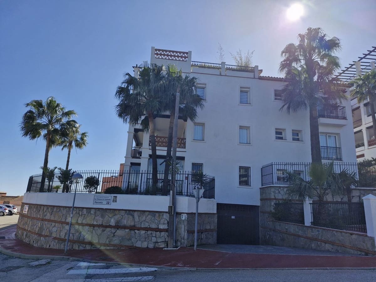 2 bedroom Apartment for sale in Sitio de Calahonda with pool - € 419,000 (Ref: 9819231)