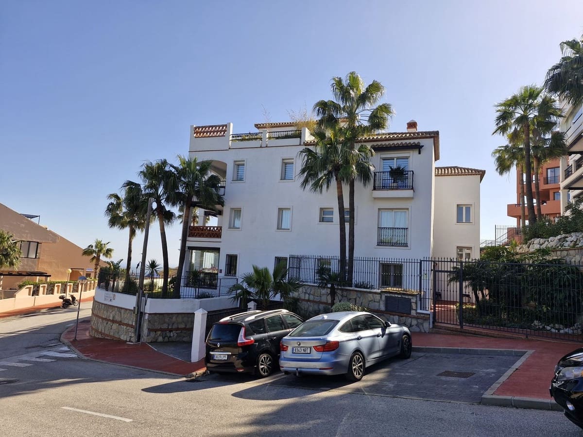 2 bedroom Apartment for sale in Sitio de Calahonda with pool - € 419,000 (Ref: 9819231)