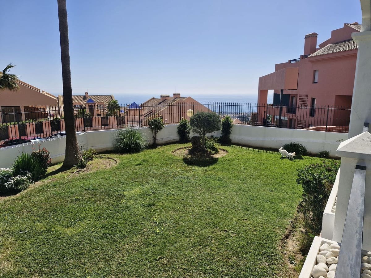 2 bedroom Apartment for sale in Sitio de Calahonda with pool - € 419,000 (Ref: 9819231)