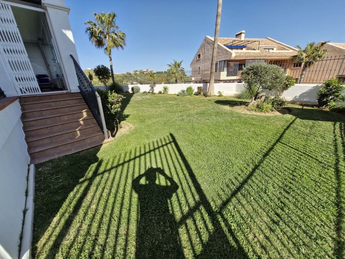 2 bedroom Apartment for sale in Sitio de Calahonda with pool - € 419,000 (Ref: 9819231)