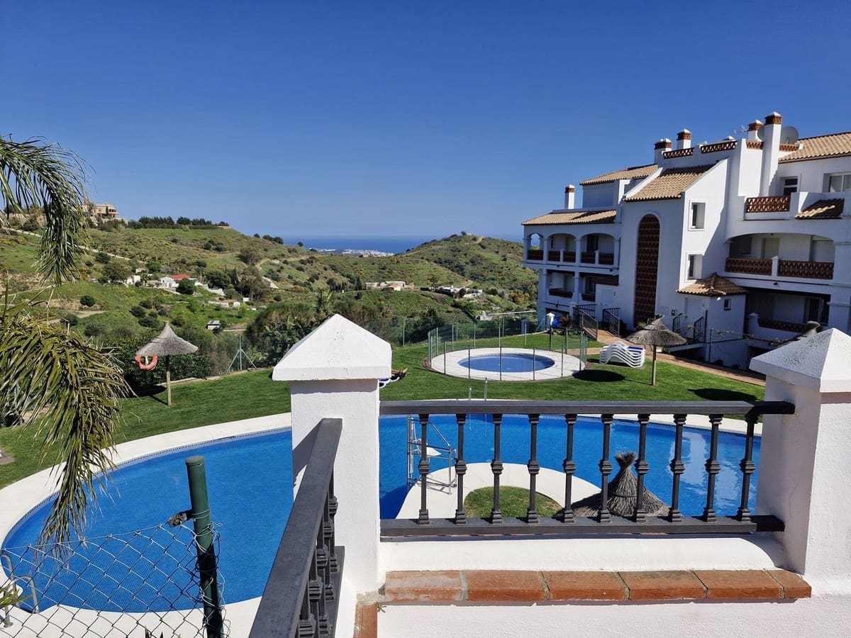 2 bedroom Apartment for sale in Sitio de Calahonda with pool - € 419,000 (Ref: 9819231)