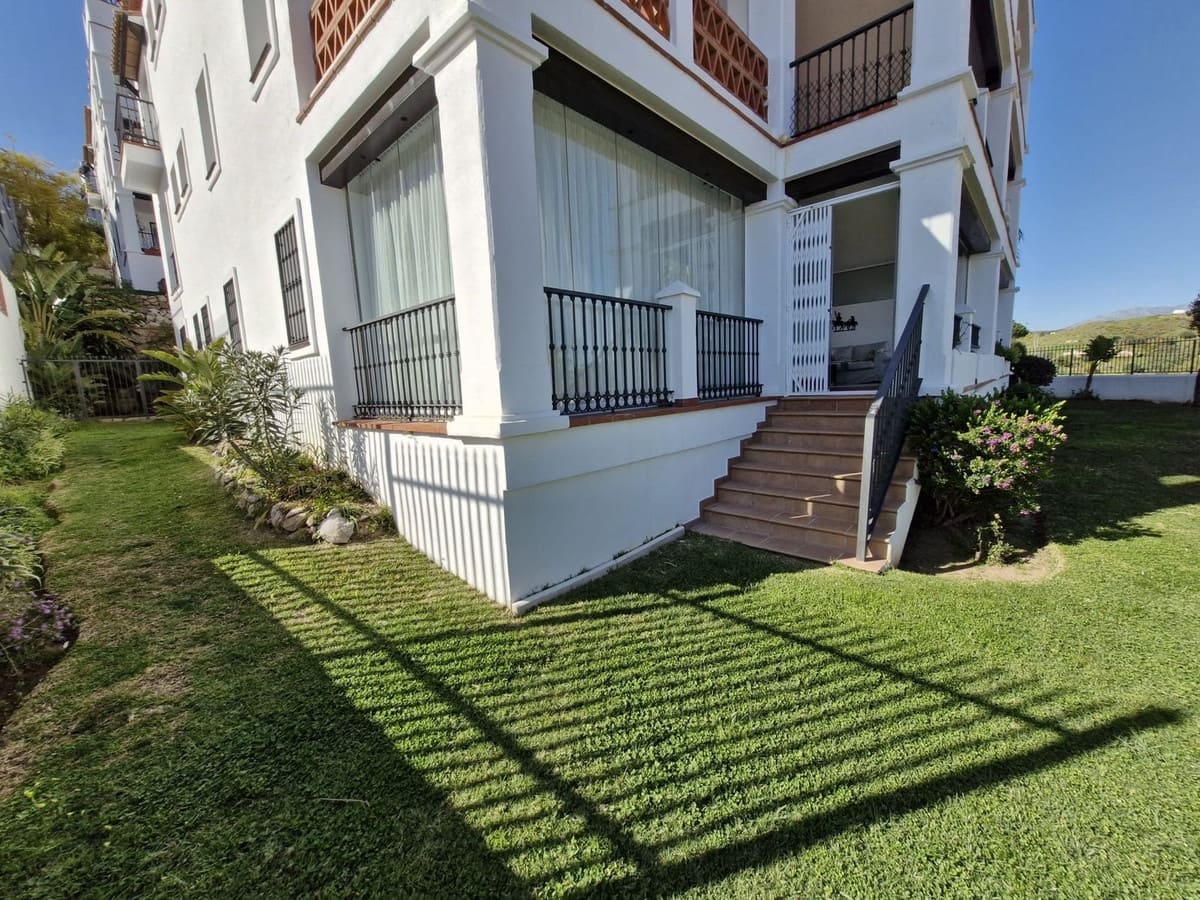 2 bedroom Apartment for sale in Sitio de Calahonda with pool - € 419,000 (Ref: 9819231)