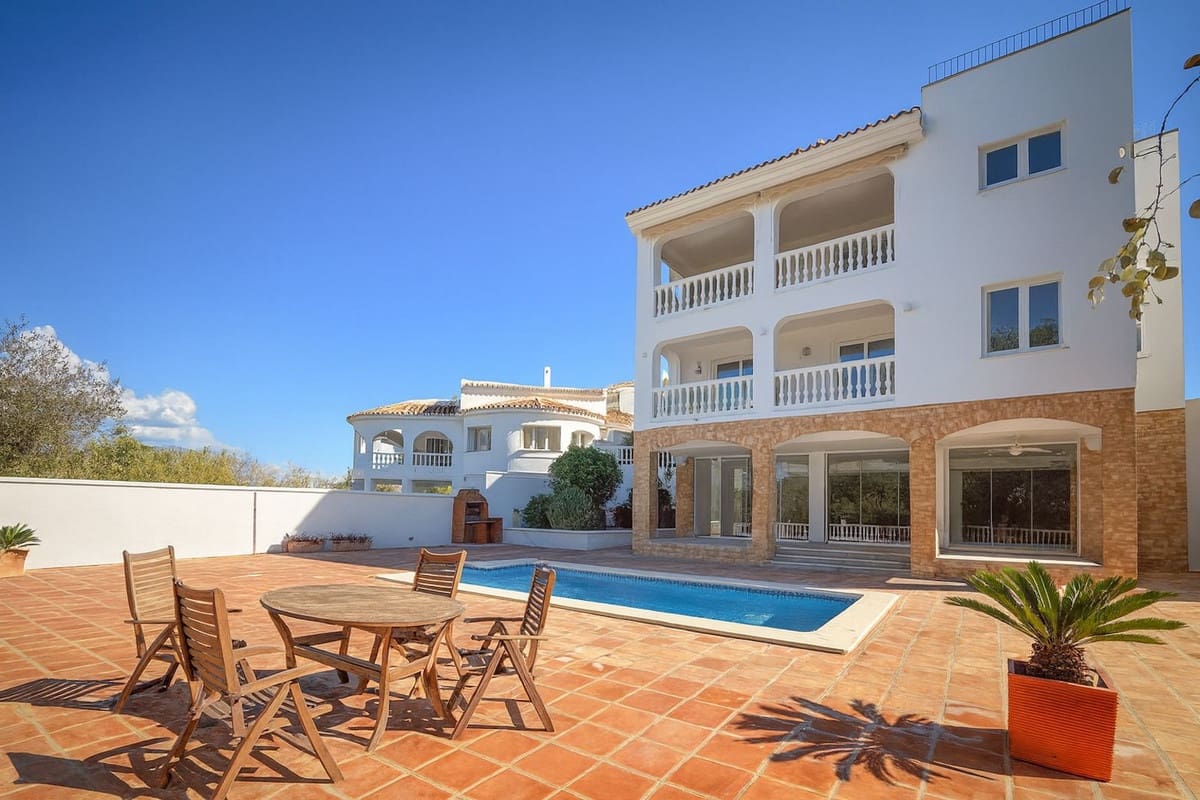 4 soveværelse Villa til salg i Mijas med swimmingpool - € 895.000 (Ref: 9821503)