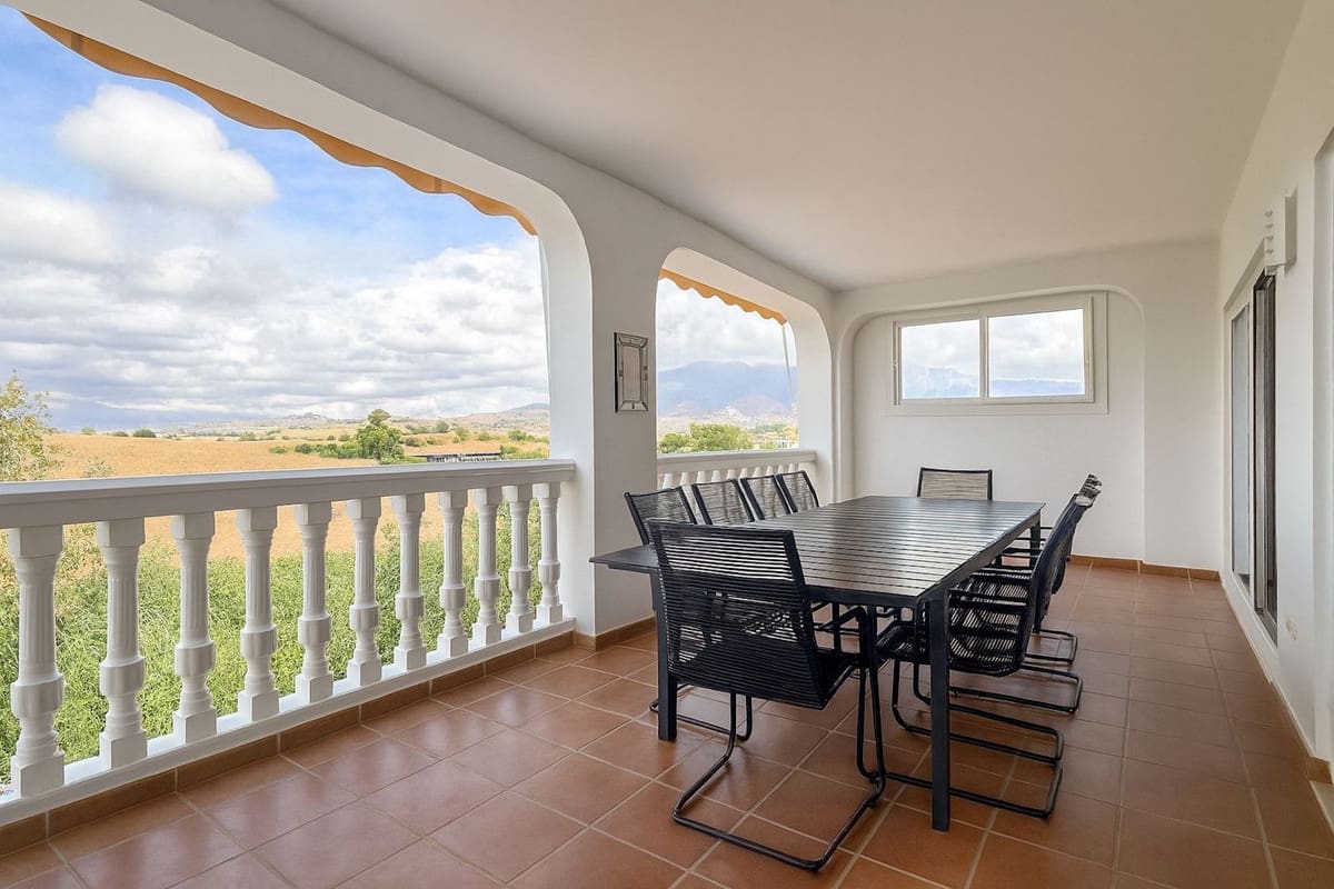 4 soveværelse Villa til salg i Mijas med swimmingpool - € 895.000 (Ref: 9821503)