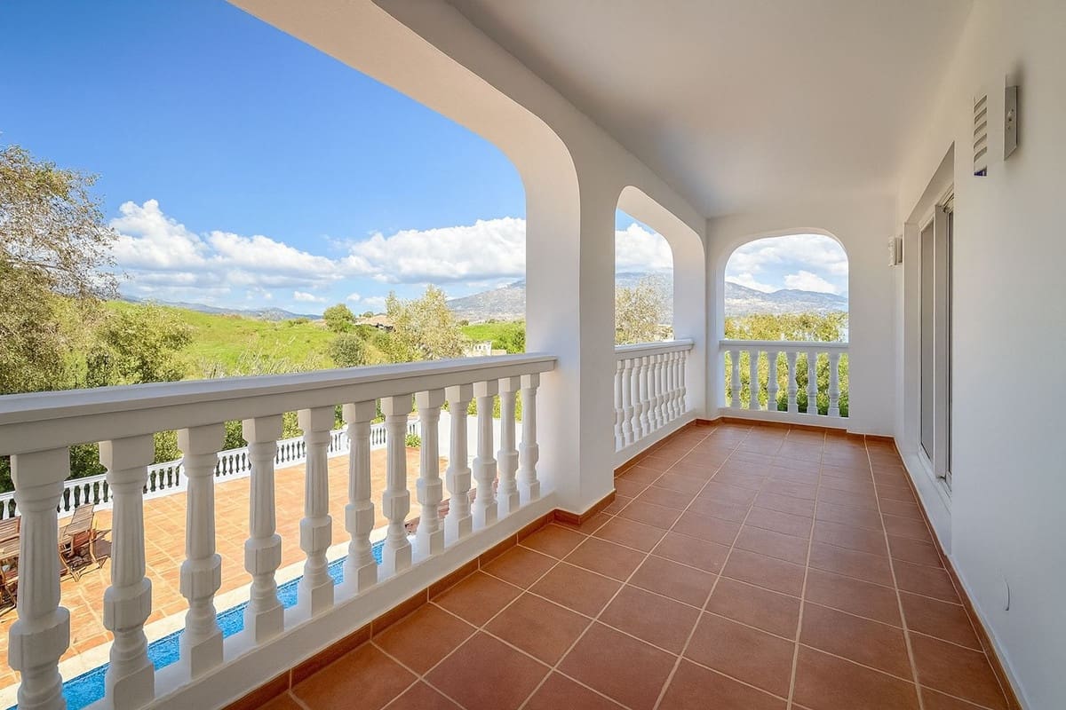 4 soveværelse Villa til salg i Mijas med swimmingpool - € 895.000 (Ref: 9821503)