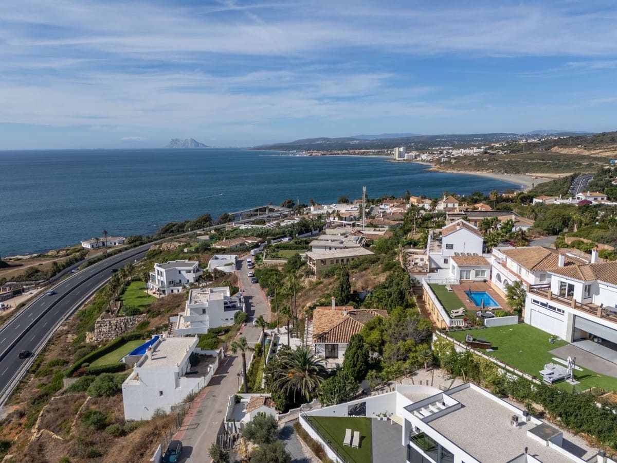 3 slaapkamer Villa te koop in Punta de la Chullera met zwembad - € 1.285.000 (Ref: 9838417)