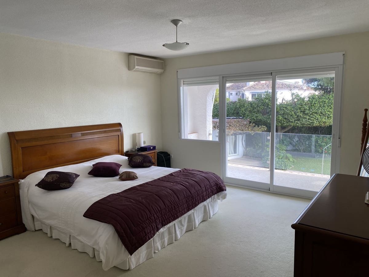 4 bedroom Villa for sale in Mijas with pool - € 985,000 (Ref: 9848131)