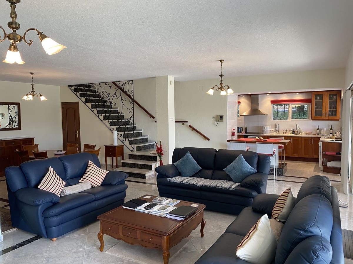 4 bedroom Villa for sale in Mijas with pool - € 985,000 (Ref: 9848131)