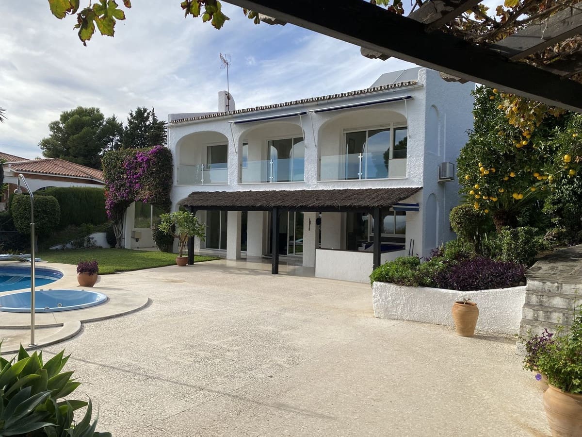 4 bedroom Villa for sale in Mijas with pool - € 985,000 (Ref: 9848131)