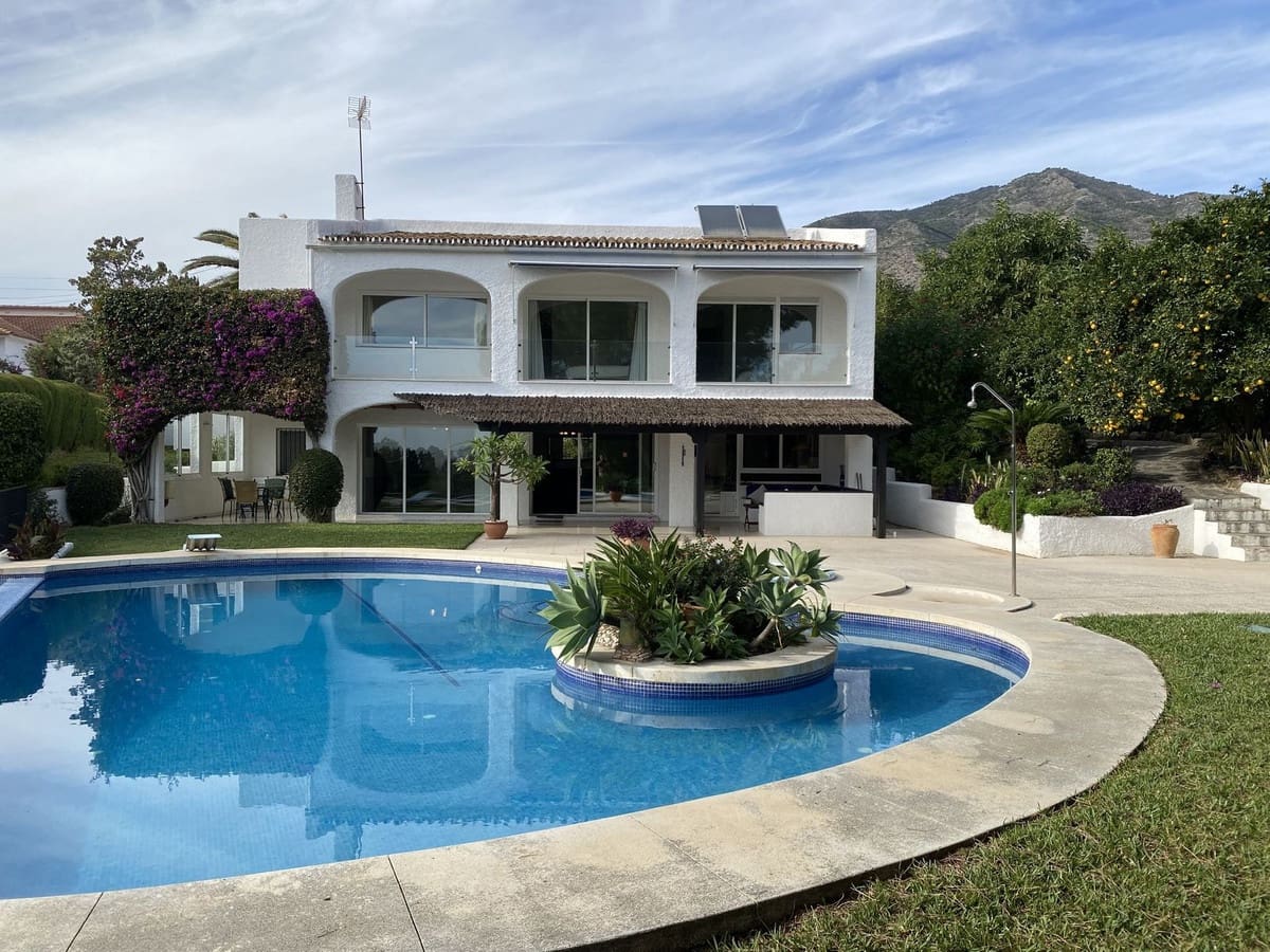 4 bedroom Villa for sale in Mijas with pool - € 985,000 (Ref: 9848131)