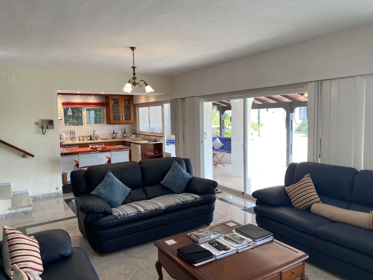 4 bedroom Villa for sale in Mijas with pool - € 985,000 (Ref: 9848131)