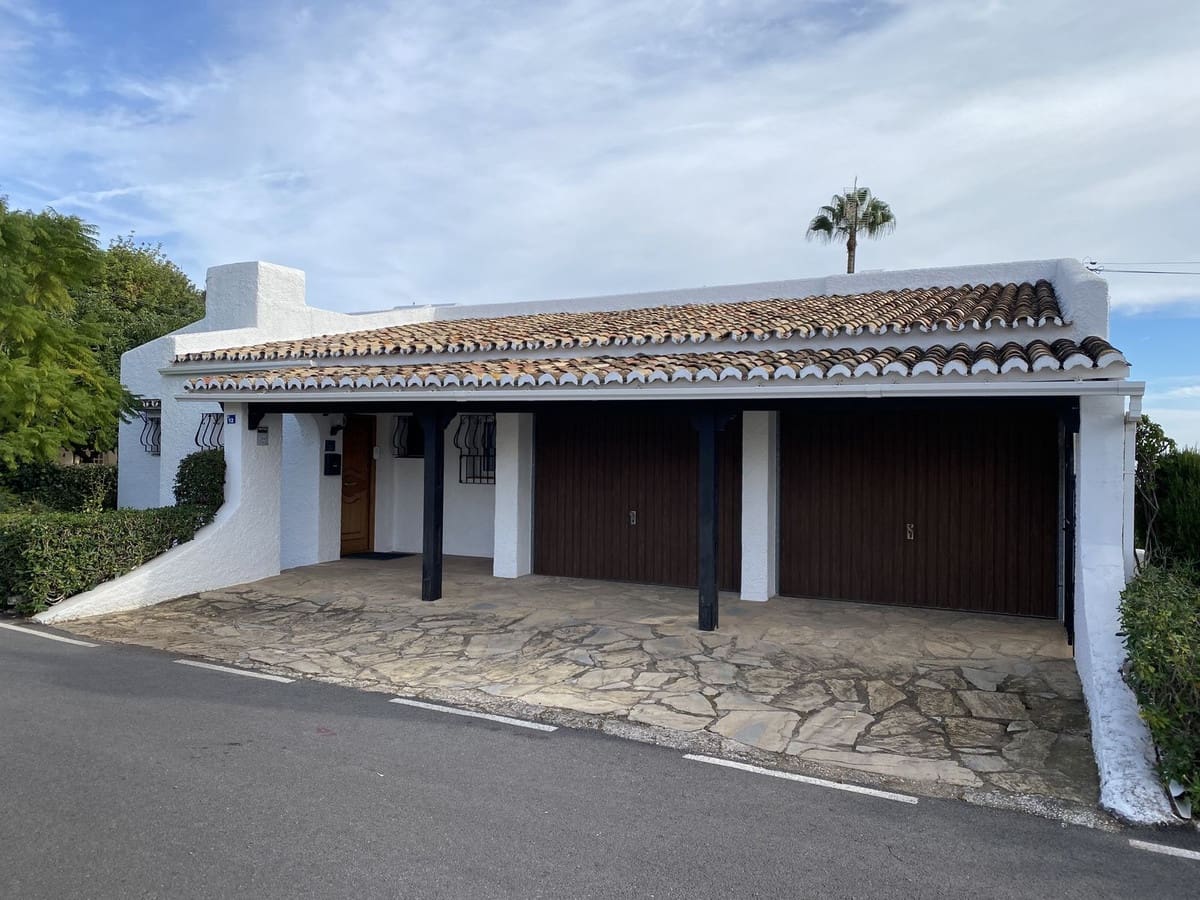 4 bedroom Villa for sale in Mijas with pool - € 985,000 (Ref: 9848131)