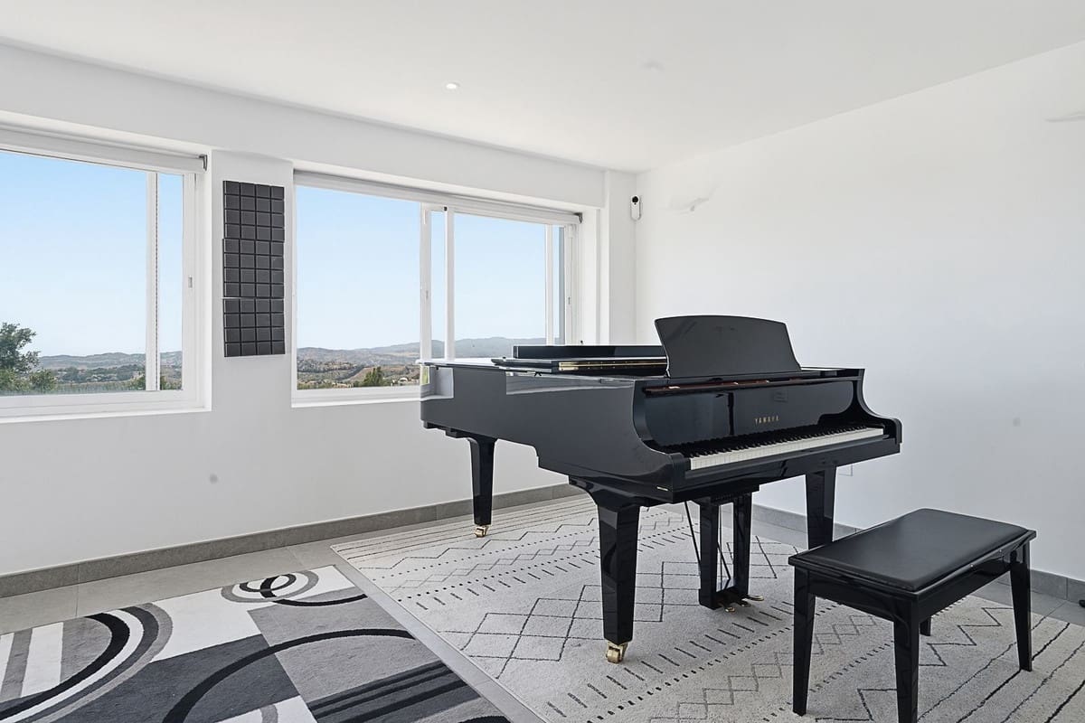 3 bedroom Villa for sale in Mijas with pool - € 1,450,000 (Ref: 9909066)