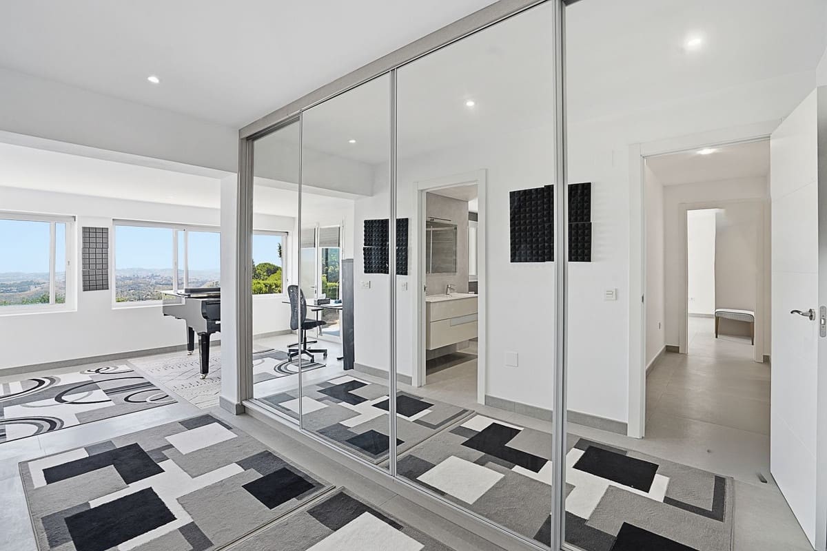 3 bedroom Villa for sale in Mijas with pool - € 1,450,000 (Ref: 9909066)
