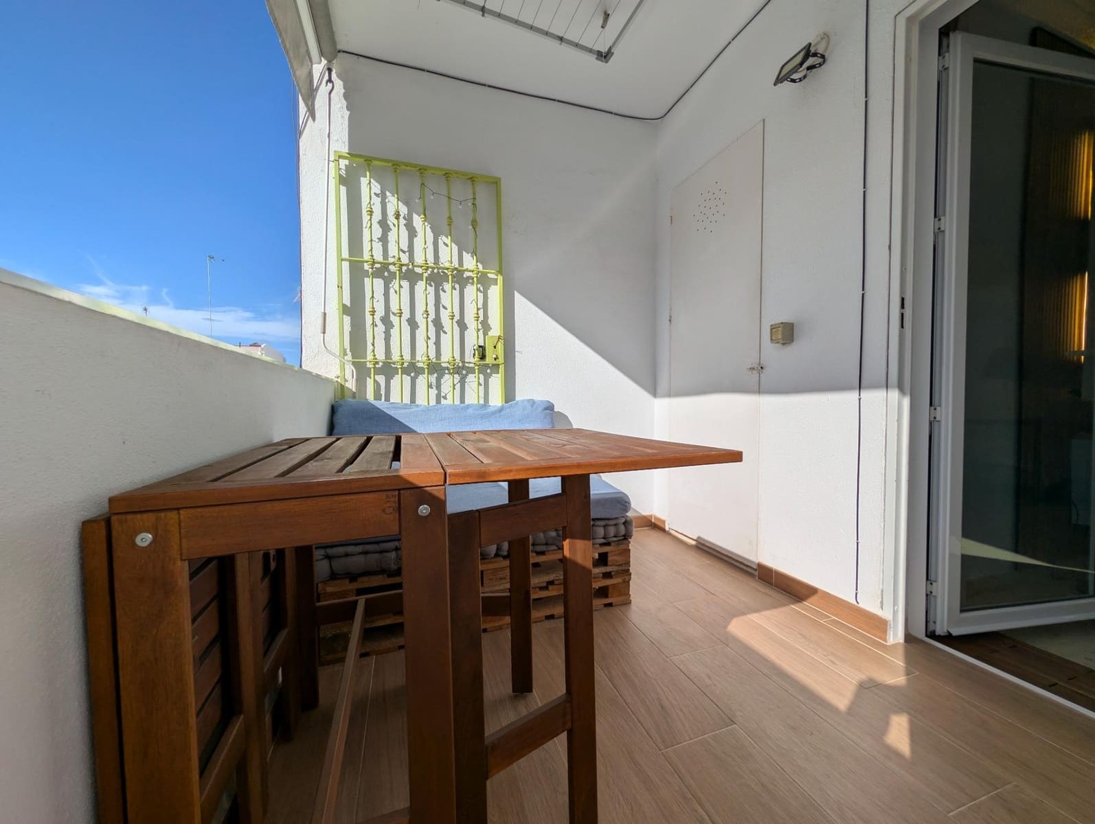 2 soveværelse Lejlighed til salg i Sanlucar la Mayor - € 135.000 (Ref: 10033994)