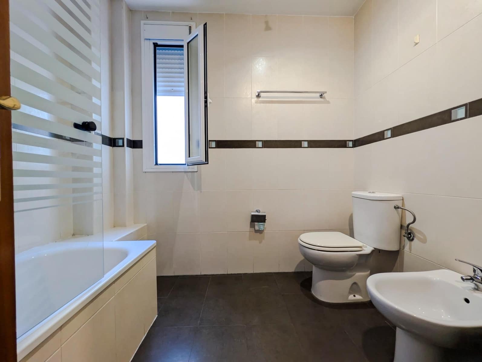 3 bedroom Townhouse for sale in Sanlucar la Mayor with garage - € 185,000 (Ref: 10043046)