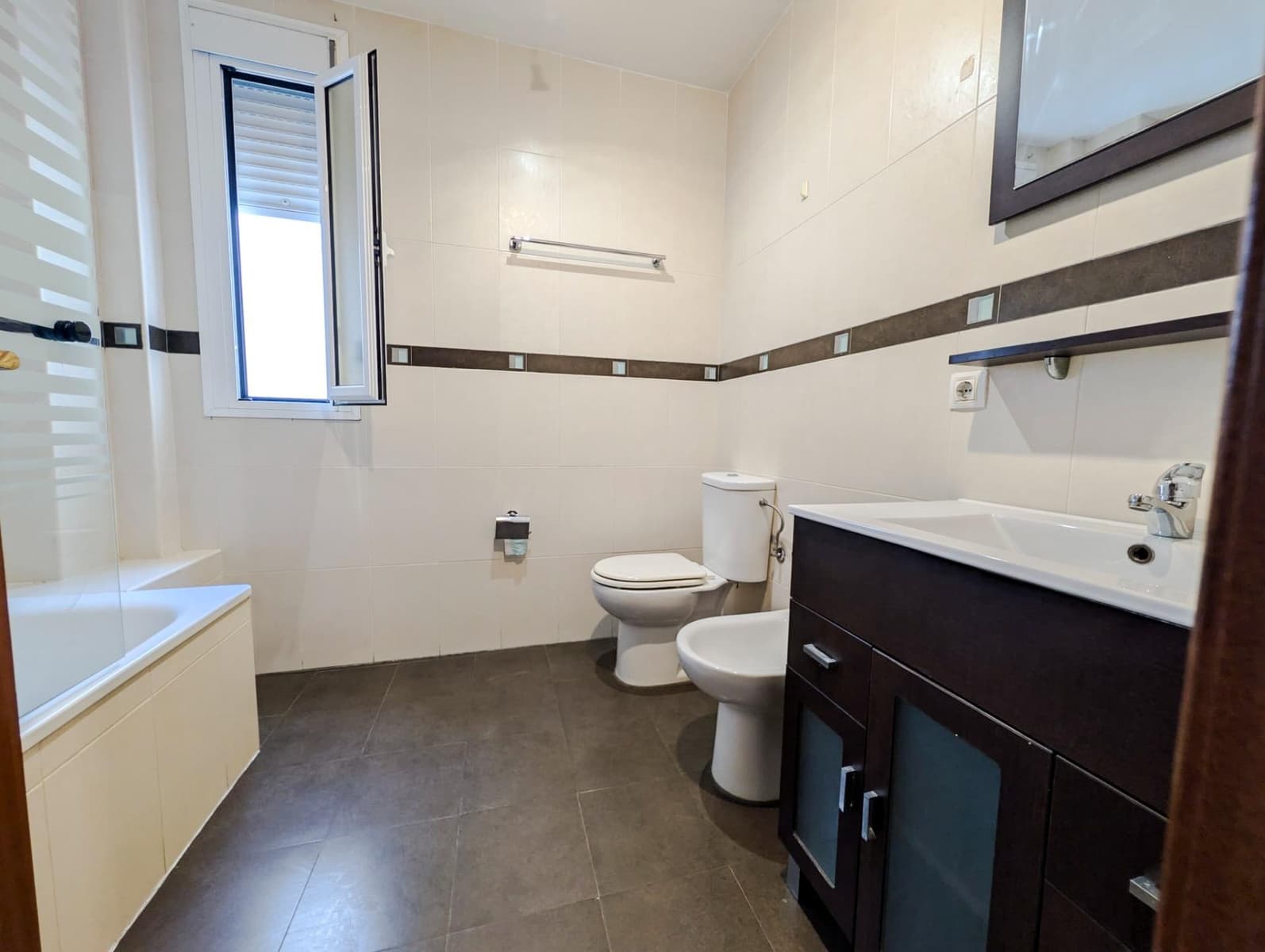 3 bedroom Townhouse for sale in Sanlucar la Mayor with garage - € 185,000 (Ref: 10043046)