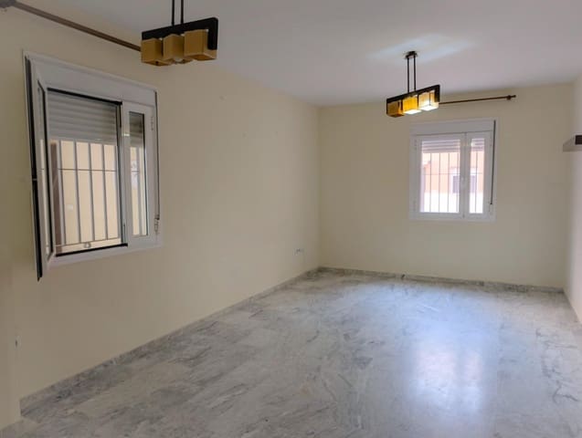 3 bedroom Townhouse for sale in Sanlúcar la Mayor with garage - € 185,000 (Ref: 10043046)