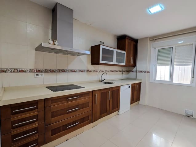 3 bedroom Townhouse for sale in Sanlúcar la Mayor with garage - € 185,000 (Ref: 10043046)