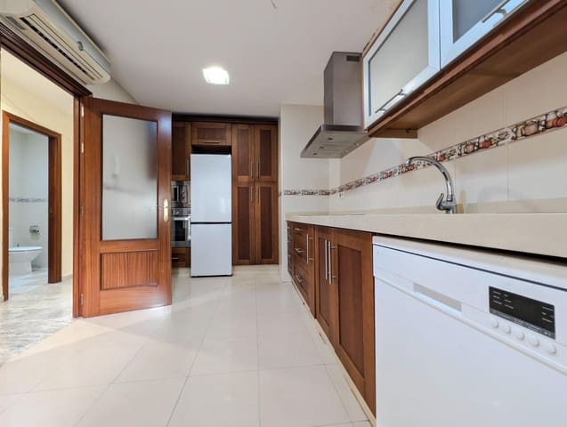3 bedroom Townhouse for sale in Sanlúcar la Mayor with garage - € 185,000 (Ref: 10043046)