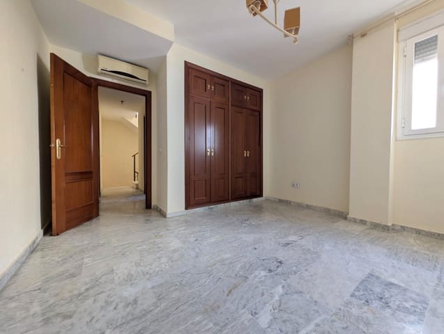 3 bedroom Townhouse for sale in Sanlúcar la Mayor with garage - € 185,000 (Ref: 10043046)